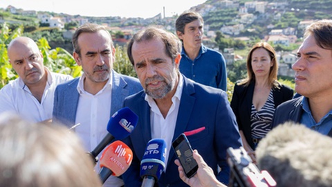 O presidente do Governo visitou, esta manhã, a ligação da Rua João Ricardo Ferreira César à Avenida Nova Cidade, empreitada que integra a obra de “Ligação ao Ribeiro da Alforra e Limoeiro&nbsp; Câmara de Lobos”. FOTO MIGUEL MONIZ/PGR