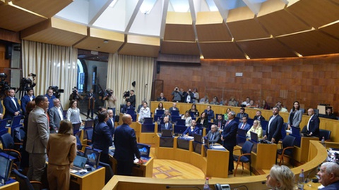 No passado dia 17 de Dezembro foi aprovada, no parlamento madeirense, uma moção de censura ao Governo Regional, liderado por Miguel Albuquerque, mergulhando a Madeira em nova crise política.&nbsp;