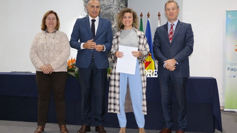 Elsa de Freitas, autora
do lema 2.º classificado, com Jorge Carvalho, secretário regional de Educação,
Marco Gomes, director Regional de Educação, e Glória Gonçalves, directora de
Serviços de Educação Especial.