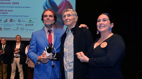 O presidente do Governo entregou o prémio de voluntariado ao Coronel Morna, como é conhecido Ramiro Morna do Nascimento.