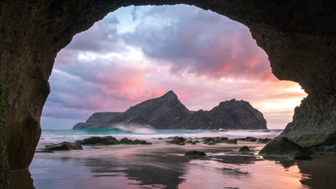 Em 2019, o 1º Prémio veio para a Madeira: Ilhéu_de_Baixo. Praia da calheta, no Porto Santo, Portugal