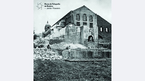 Ruínas do convento de São Francisco e torre da igreja de São
Francisco, freguesia de São Pedro (atual freguesia da Sé), concelho do Funchal
| Entre 1866 e 1880 | 8,3 x 8,5 cm | Negativo simples, vidro | Colódio. MFM-AV,
inv. VIC/121. Em depósito na DRABM
