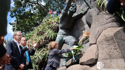 Paula Margarido deposita flores em homenagem ao Trabalhador Madeirense