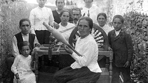 FRANCISCO JOÃO BARRETO - Retrato de grupo junto a uma roda de fiar, freguesia da Fajã da Ovelha, concelho da Calheta | 1925 -&nbsp;8,9 x 11,8 cm -&nbsp;Negativo simples, vidro -&nbsp;Gelatina sais de prata -&nbsp;MFM-AV, Inv. FJB/13 -&nbsp;Em depósito no ABM