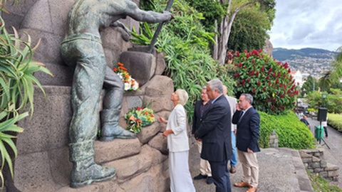 Ana Sousa depositou um ramo de flores junto ao monumento de homenagem ao trabalhador madeirense, na Avenida Sá Carneiro.&nbsp;