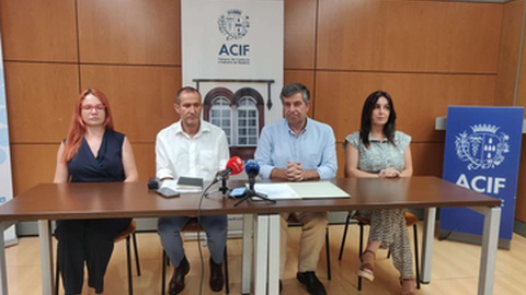 Marco Pedra, o segundo a contar da esquerda, tomou hoje posse como presidente da&nbsp;Mesa da Secção da Mediação Imobiliária. Juntam-se-lhe Hilda Barros e Lina Ramos.&nbsp;