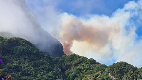 Foco de incêndio nas serras entre São Vicente e a Ribeira Brava.&nbsp;