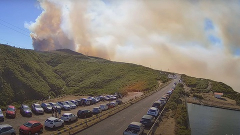 O fogo já está nas bordas do Paul da Serra, sendo bem visível a extensa coluna de fumo que cobre a zona do Rabaçal.&nbsp;