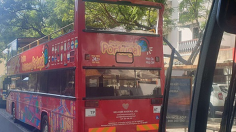 O autocarro 'acidentado' esta tarde, na Avenida do Mar.&nbsp;