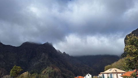 A par das muitas nuvens, deve contar com vento fraco.&nbsp;