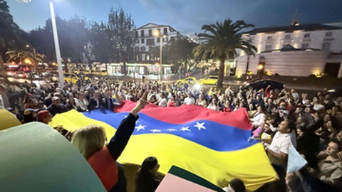 A Madeira juntou-se a todo o Mundo, ontem, ao final do dia, numa manifestação de apoio ao povo venezuelano, pedindo democracia e liberdade.&nbsp;