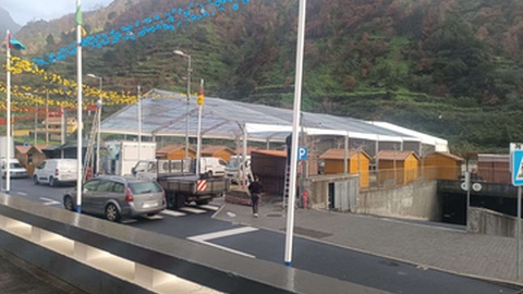 No local foi montada uma tenda gigante, que cobre todas as barracas e o palco, para prevenir em caso de chuva.&nbsp;