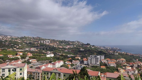 Na costa Sul, as nuvens far-se-ão notar com menor intensidade.&nbsp;