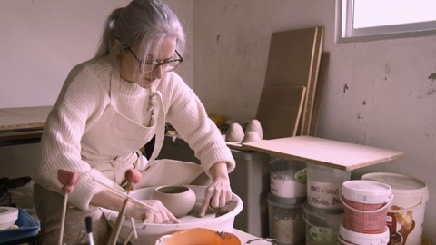 Cláudia Teixeira fez formação em cerâmica nas Caldas da Rainha depois de se formar em arquitectura.&nbsp;