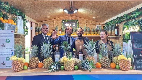 Eduardo Jesus e Miguel Albuquerque visitaram, esta tarde, a Placa Central, onde já funciona o 'Mercadinho de Carnaval'.&nbsp;