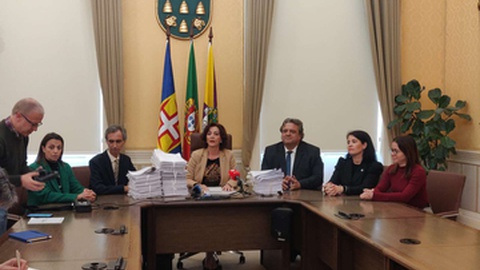 Cristina Pedra, acompanhada da restante vereação com pelouro, atribuiu culpas à coluigação 'Confiança' por esta situação que lesa o Funchal.&nbsp;