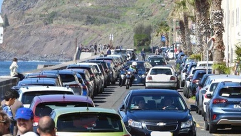 Aspecto do trânsito na marginal do Paul do Mar este domingo.