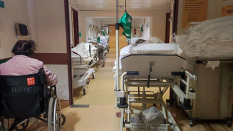 Nos corredores do Serviço de Urgência do Hospital Dr. Nélio Mendonça estão entre 15 a 20 doentes internados, a aguardar por uma cama na enfermaria de adultos.&nbsp;