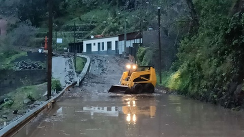 No Curral das Freiras, uma derrocada levou ao isolamento temporário de alguns sítios da freguesia.&nbsp;