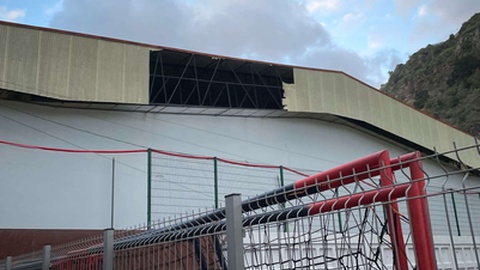 Os estragos são bem visíveis numa das estruturas laterais do pavilhão.&nbsp;