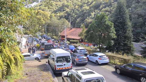 As dificuldades sentidas nos últimos dias com a circulação automóvel no Ribeiro Frio, nos últimos dias, levou à contratação do serviço da PSP para regular o trânsito.&nbsp;