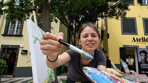 Vários artistas, de diferentes áreas, estão entre as 12 e as 14 horas em cinco pontos da cidade dando a conhecer os seus trablhos.