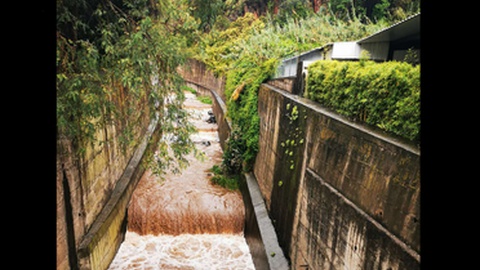 Caudais das ribeiras do Funchal - aqui a de São João - já denotam a quantidade de chuva caída esta quarta-feira.&nbsp; &nbsp;Foto DR