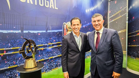 Rui Coelho com o presidente da Federação Portuguesa de Futebol, Pedro Proença.&nbsp;