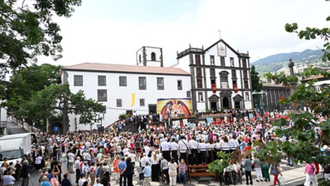 Uma multidão assiste à missa campal na Praça do Município.&nbsp;
