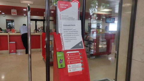 Nos balcões da Avenida Zarco e do Liceu os clientes foram confrontados com um aviso a dar conta da indisponibilidade temporária do serviço.&nbsp;