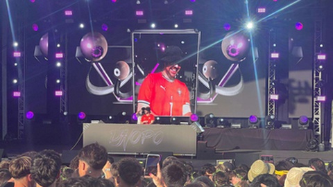 No palco do&nbsp;‘Summer Opening’ actua, agora, o DJ TOPO.