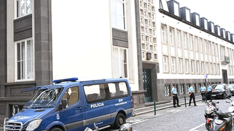 O homem deu entrada esta tarde no Tribunal da Comarca da Madeira, onde foi ouvido em primeiro interrogatório.&nbsp;
