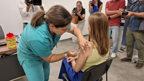 No arranque da campanha, a secrtária regional de Saúde e Protecção Civil deu o exemplo ao ser vacinada contra a gripe.&nbsp;