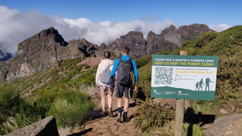 Os percursos pedestres estarão abrangidos pelos novos limites de visitantes diários que o Governo Regional deverá impor a partir de Janeiro.&nbsp;