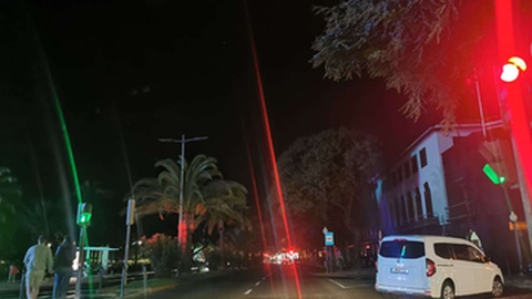 Apenas os semáforos e os faróis das viaturas davam luz à Avenida do Mar e das Comunidades Madeirenses esta quarta-feira à noite.