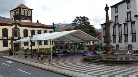 O também conhecido como Largo do Colégio vai continuar a ser palco de várias actividades, mas também de estacionamento abusivo... Foto Arquivo/Aspress