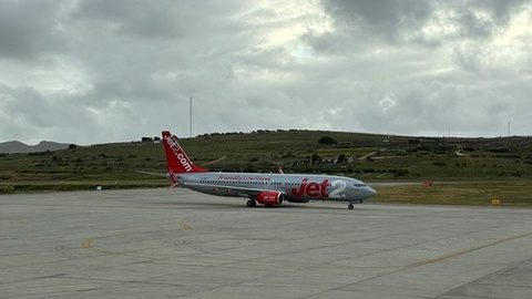 O avião da Jet2 que vinha de Londres e que acabou por aterrar no Porto Santo. Foto Gonçalo Maia