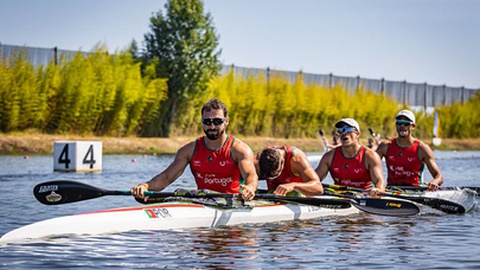 O madeirense António Ribeiro (primeiro da direita) após a prova de K4 500 metros. Foto FADU Portugal