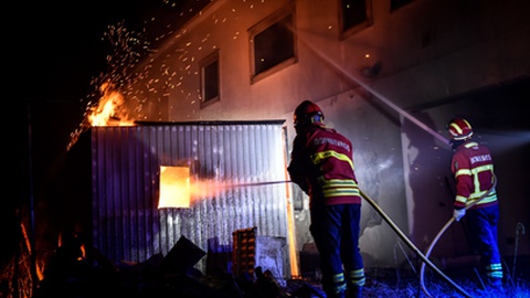 Bom beiros combate os fogos, em Leiria