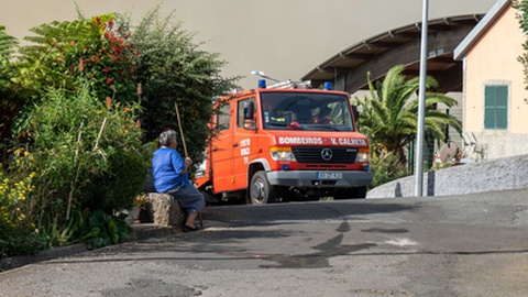 Incêndio na Calheta mobiliza todas as corporações de bombeiros da Madeira.