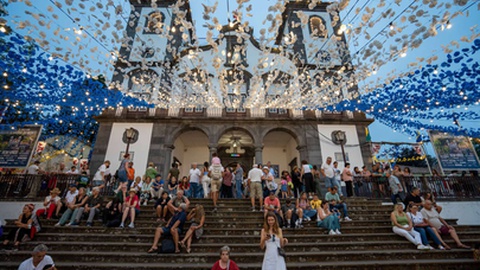 O terço reza-se pelas 19h30 e, meia hora mais tarde, tem início a missa