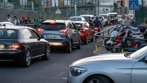 Com as
escolas em pleno funcionamento, os constrangimentos nas estradas da Região
aumentam.&nbsp;