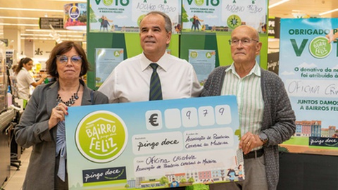 Vencedores do concurso no Pingo Doce do Fórum Madeira aceitaram partilhar o prémio com a instituição que ficou em segundo lugar. FOTO MIGUEL ESPADA/ASPRESS