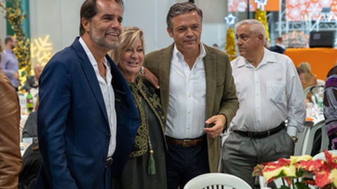 Miguel Albuquerque e Pedro Calado na pose para a fotografia com Rita Andrade no Jantar de Natal do PSD no sábado passado.&nbsp; &nbsp;Foto Miguel Espada/Aspress