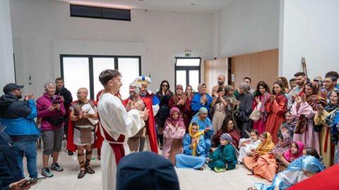 No ano passado, devido ao mau tempo, a encenação da Via Sacra na Paróquia de Santa Cecília decorreu num espaço fechado e não no Pico da Torre, como habitualmente.&nbsp;
