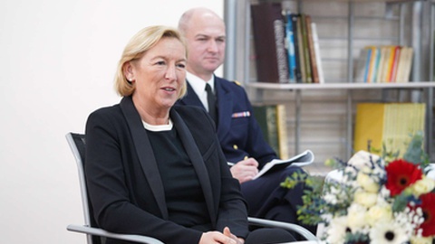 Embaixadora de França Hélène-Farnaud-Defromont na companhia do Adido Militar da
Embaixada Cyril Caron