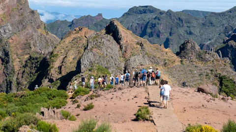 Os percursos da Ponta de São Lourenço e do Pico do Areeiro-Pico Ruivo estarão entre os itinerários onde a obrigatoriedade de um guia será implementada em breve.&nbsp;