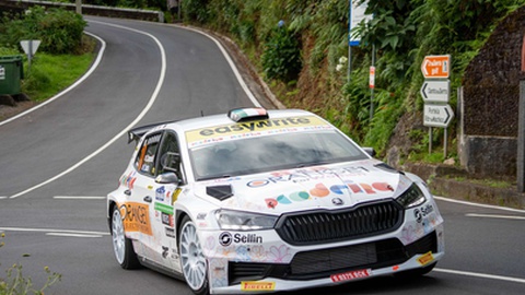 Dupla Simone Campedelli/Tania Cantom (Skoda Fabia RS Rally2) mostrou-se veloz nas corridas de ontem, mas acabou excluída da competição.&nbsp;