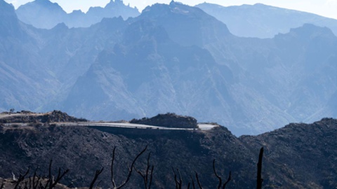Dados do Sistema Europeu de Informação sobre Incêndios Florestais apontam para mais de 5.104 hectares de área ardida na Madeira em Agosto, embora as autoridades regionais tenham sinalizado 5.116.