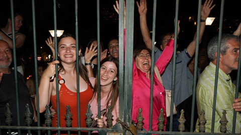 Quem conseguiu entrar no Parque Santa Catarina festejou. Mas do lado de fora ficaram centenas ou milhares de pessoas. Foto Miguel Espada/Aspress